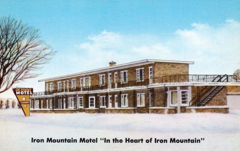 Iron Mountain Motel - Postcard (newer photo)